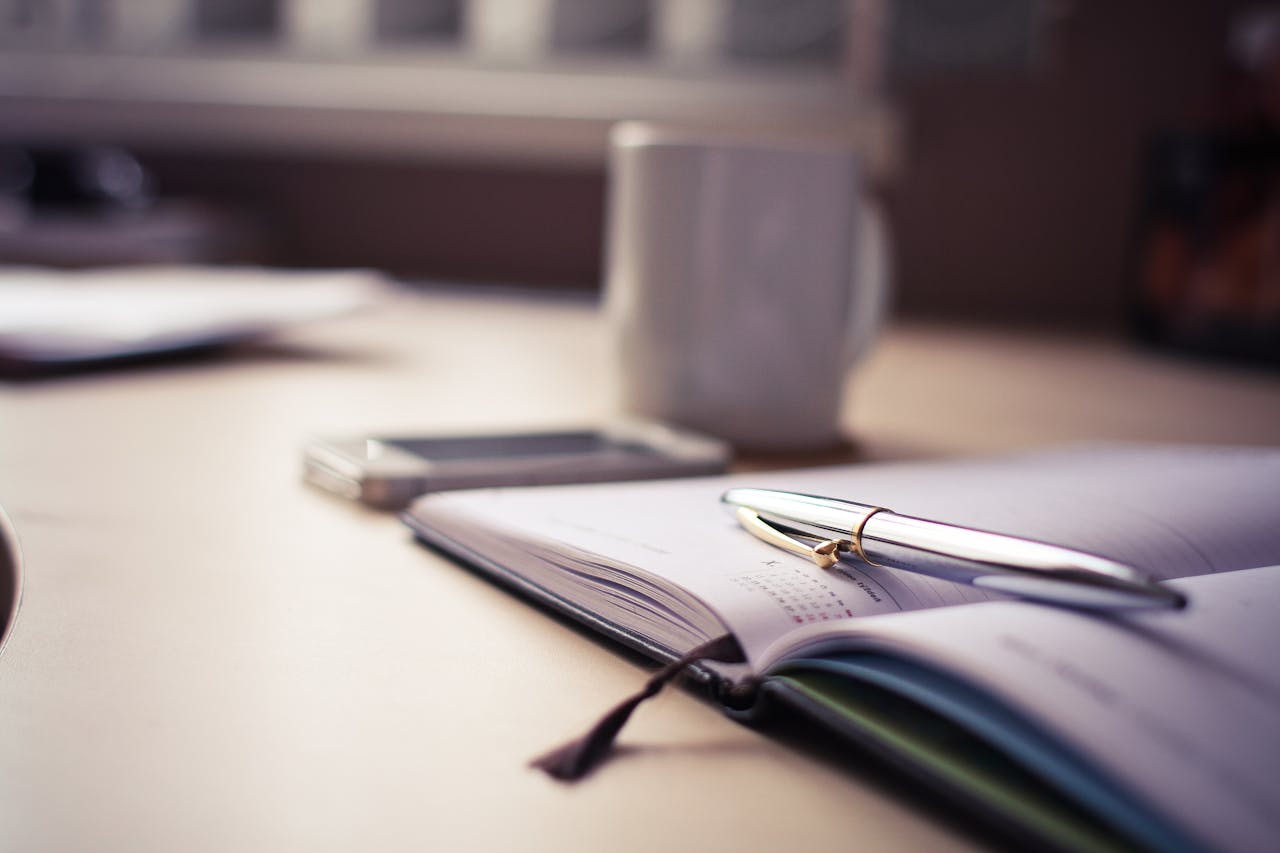 desk with note image